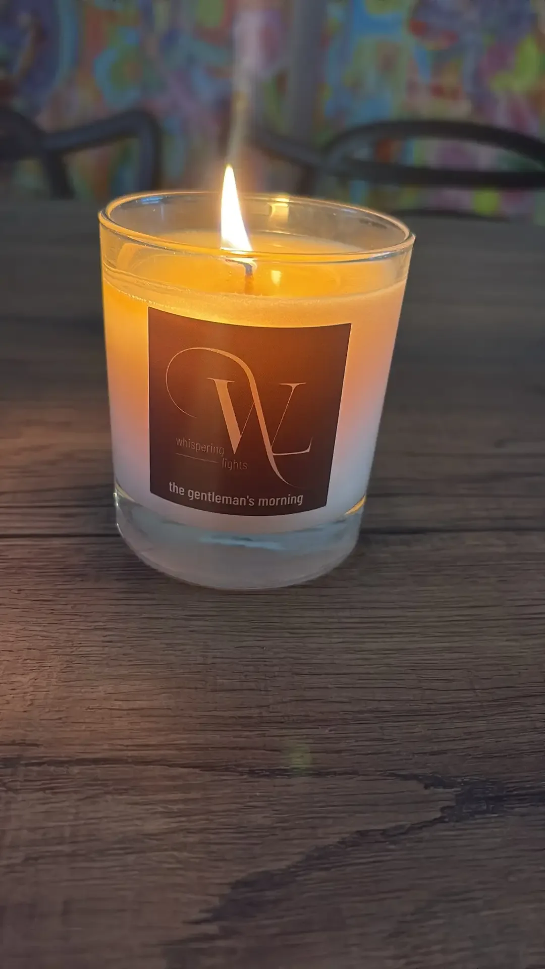 Een brandende whispering-lights-kaars, gedeeld door de community