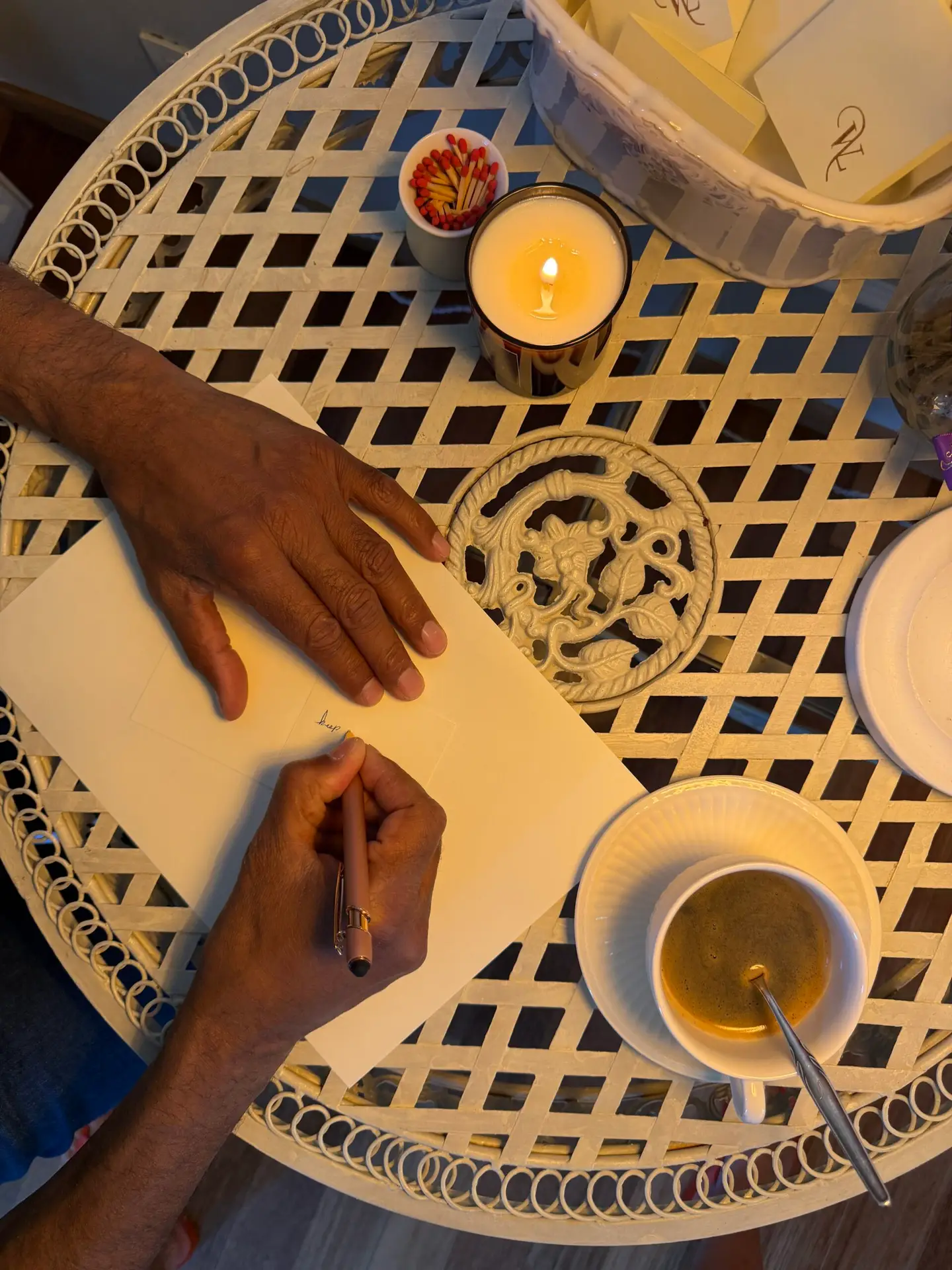 Parce que chaque moment de détente est unique, whispering-lights accompagne chaque bougie d'un message personnalisé, joint délicatement à la bougie